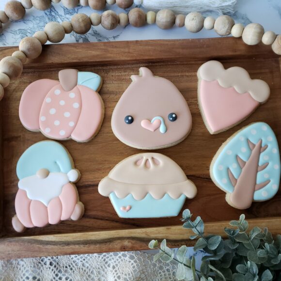 6 decorated Thanksgiving cookies on a wooden tray